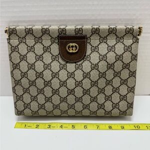 GUCCI GG Supreme clutch bag